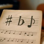 découvrez comment lire correctement les altérations musicales telles que dièse, bémol et bécarre pour éviter toute erreur lors de la lecture de partitions.